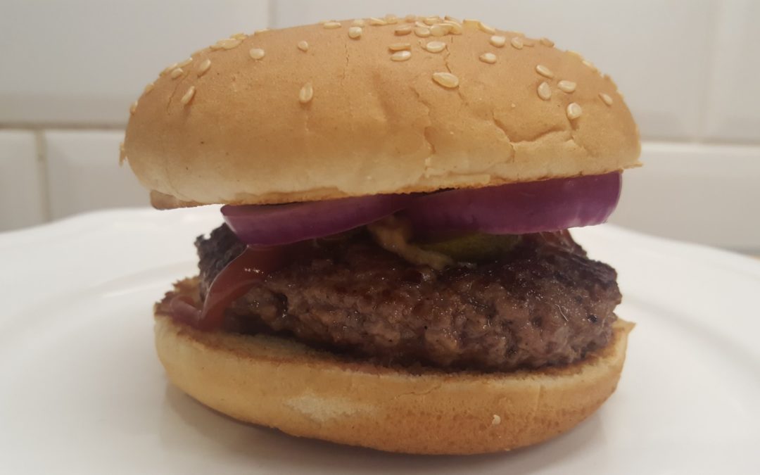 Egyszerű hamburger marinált lilahagymával