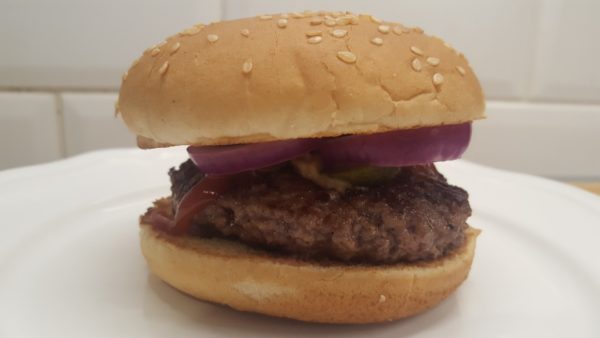egyszerű házi hamburger marinált lila hagymával
