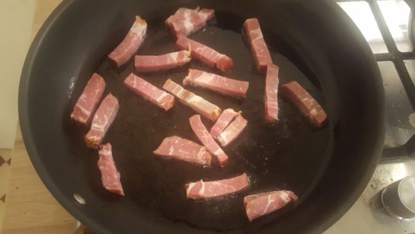 füstölt hús csíkok pirítása