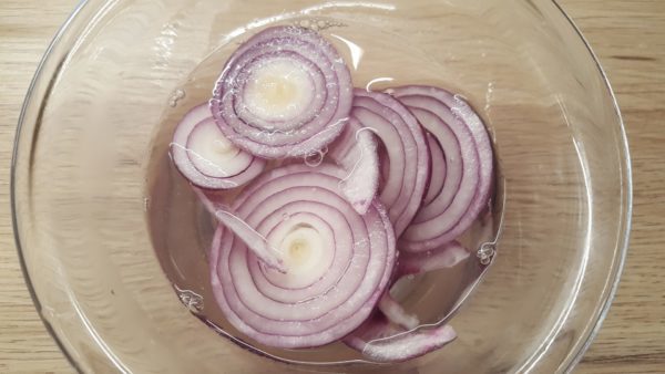 marinált lila hagyma készítése