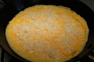 Sajtos omlett készítése