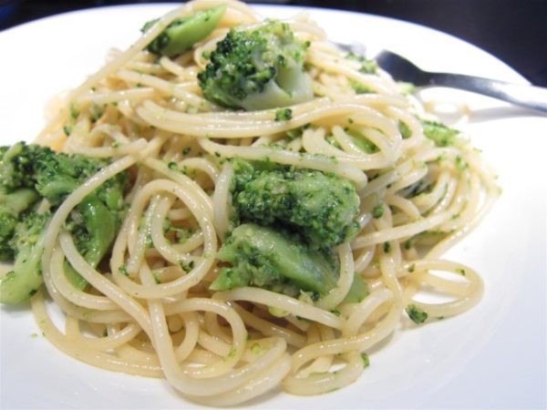 Brokkolis spagetti ázsiai ízekkel