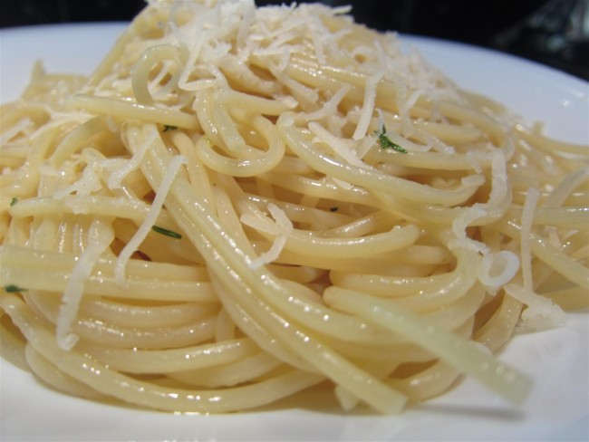 Egyszerű olasz tészta recept spagetti olívaolaj fokhagyma kakukkfű 1