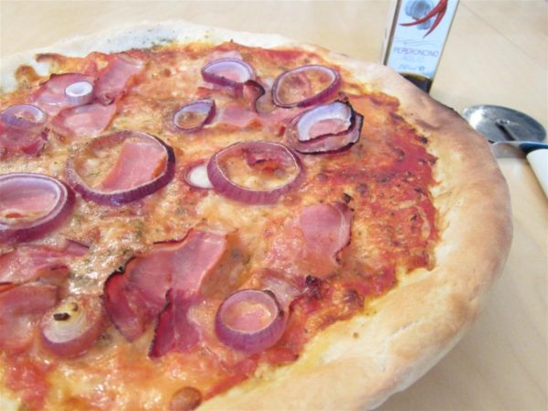 Sonkás lila hagymás pizza