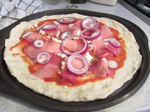 Sonkás lila hagymás pizza 5