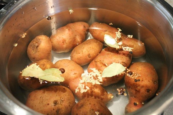 Krumpli héjában főzve fűszerekkel