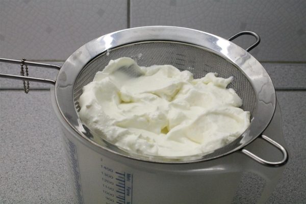 Tzatziki készítése joghurt csöpögtetése