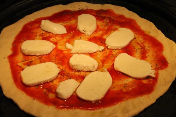 Margarita pizza készítése 2